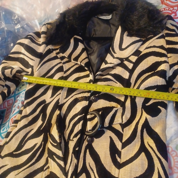 Annalese Zebra Print Coat - Picture 9 of 10